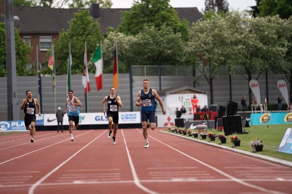 Nico Beckers (LAV Bayer Uerdingen/Dormagen) vor Luca Dieckmann (SSV Ulm 1846) auf der Zielgeraden beim 400mLauf am 07.05.2022 beim Stadtwerke Ratingen Mehrkampf-Meeting 2022 in Ratingen